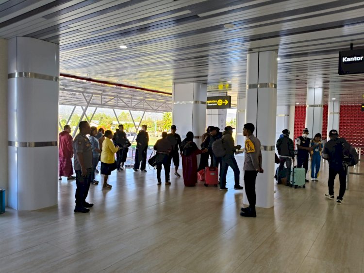 Pospol Kp3 Udara Frans Sales Lega Ruteng Laksanakan Pengamanan Penerbangan Harian Pesawat Wings Air