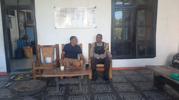Bhabinkamtibmas Reok Barat Sambangi Pastor Paroki Wae Kajong, Tingkatkan Koordinasi Dan Himbauan Kamtibmas Kepada Umat