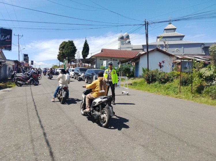 Satuan Lalu Lintas Menjaga Kekhusyukan Ibadah Sholat Jumat di Tengah Masyarakat