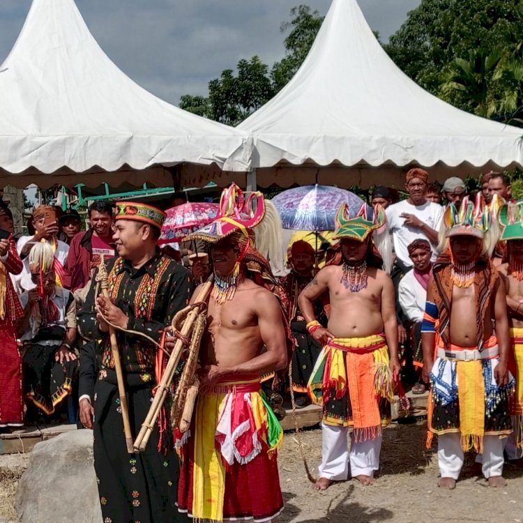 Kapolres Manggarai Hadiri Acara Adat Wagal Di Kampung Lukup Bersama Bupati Dan Unsur Forkopimda