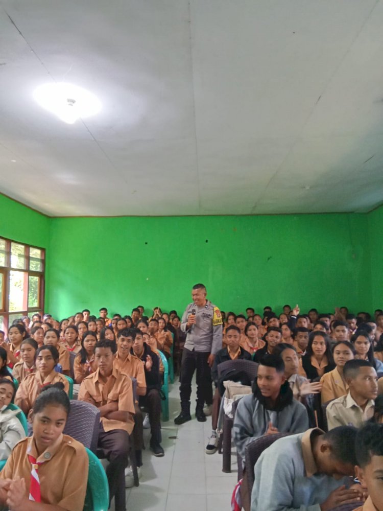 Bhabinkamtibmas Kecamatan Ruteng Berikan Penyuluhan Dalam Kegiatan MPLS di SLTA Negeri Anam