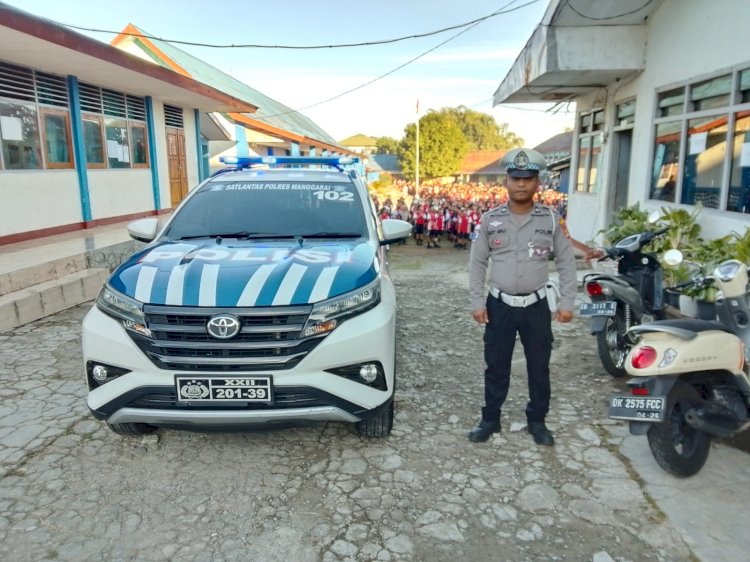 Satlantas Polres Manggarai Laksanakan Pengawalan Jalan Sehat Mpls Smpn 1 Langke Rembong