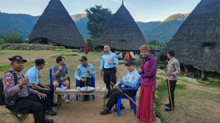 Ditpamobvit Polda Ntt Gelar Patroli Wisata Di Kampung Adat Wae Rebo