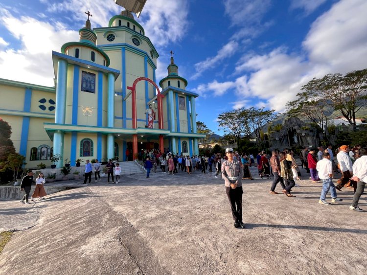Kondusifkan Situasi Kamtibmas, Polres Manggarai Kawal Misa Minggu di Gereja-Gereja