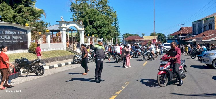 Kondusifkan Situasi Kamtibmas, Polres Manggarai Kawal Misa Minggu di Gereja-Gereja