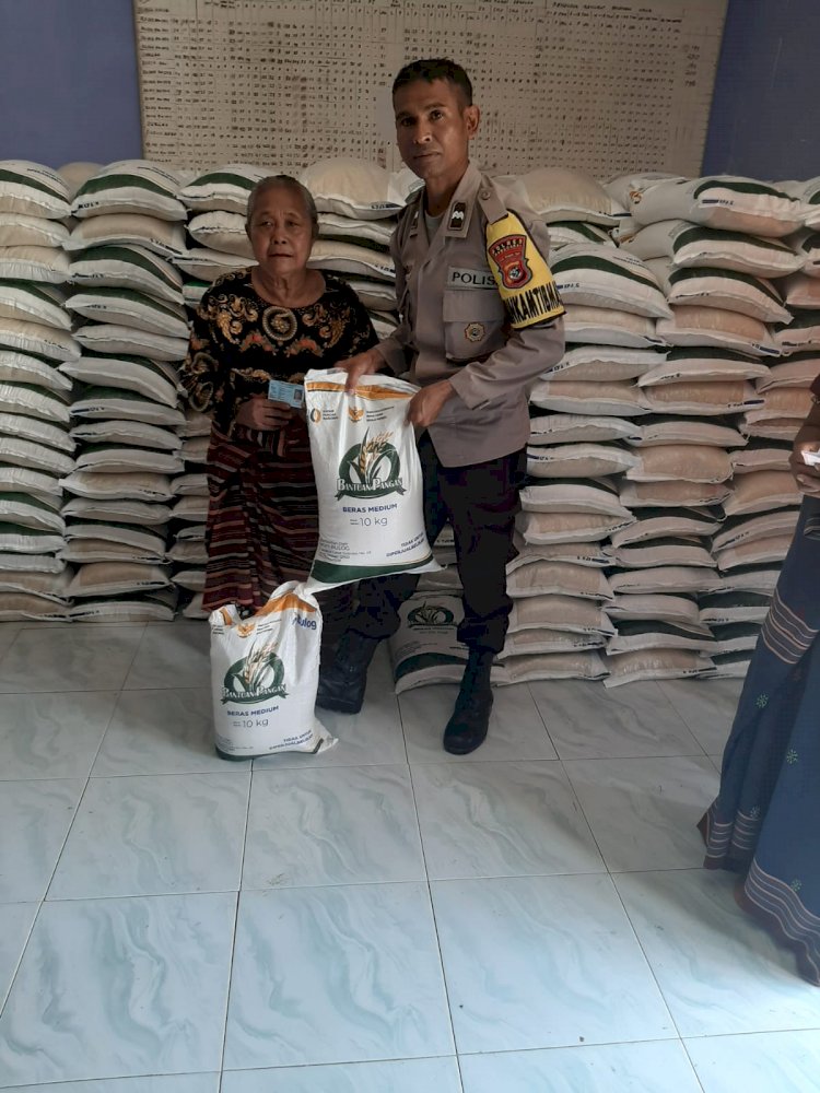 Bhabinkamtibmas Aktif Pantau Penyaluran Bantuan Beras