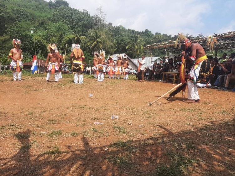 Ciptakan Kamtibmas Kondusif, Bhabinkamtibmas Reok Barat Amankan Acara Syukur dan Atraksi Caci