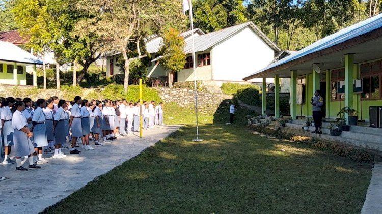 Bhabinkamtibmas Cibal Barat Sosialisasikan Penerimaan Calon Anggota Polri Di Sman 2 Cibal