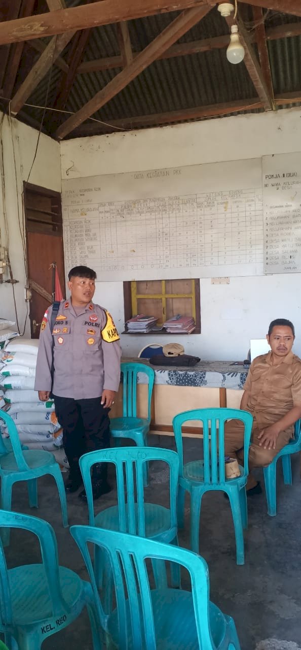 KAPOLSEK REO SAMBANGI KANTOR LURAH REO DAN LURAH BARU SEKALIGUS CEK PEMBAGIAN BERAS BANTUAN PEMERINTAH