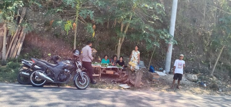 Peduli UMKM, Bhabinkamtibmas Sambangi Pedagang Kecil di Wilayah Binaan