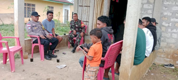 Bangkitkan Nasionalisme, Bhabinkamtibmas dan Babinsa Ajak Pemuda Nggepis Kibarkan Merah Putih