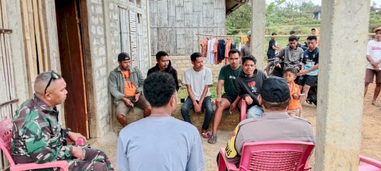 Bangkitkan Nasionalisme, Bhabinkamtibmas dan Babinsa Ajak Pemuda Nggepis Kibarkan Merah Putih