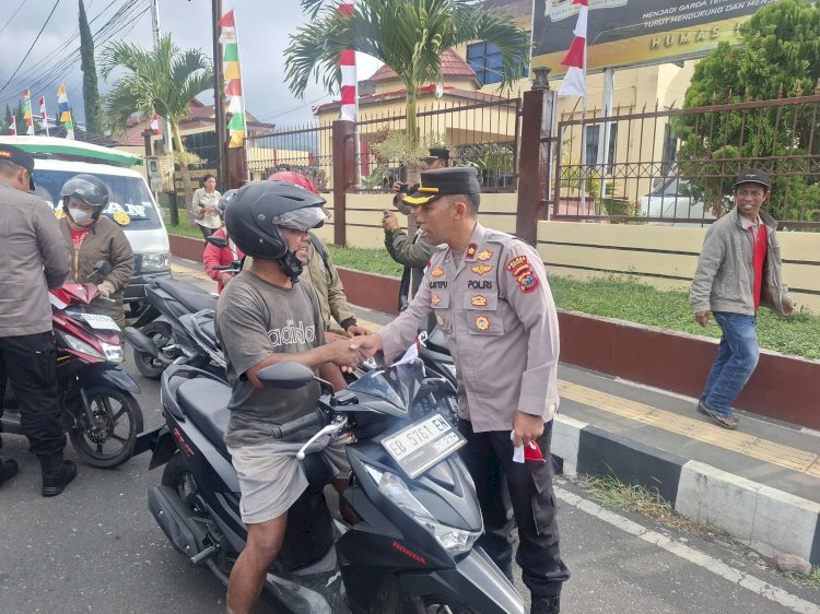 Semarak Kemerdekaan, Polres Manggarai Gelar Aksi Bagi-Bagi Bendera