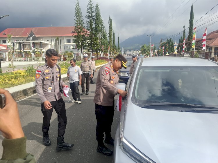 Semarak Kemerdekaan, Polres Manggarai Gelar Aksi Bagi-Bagi Bendera