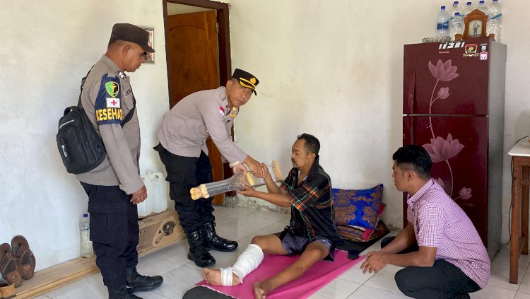 Wakapolres Manggarai Kunjungi Anggota yang Sakit, Wujud Kepedulian Pimpinan kepada Personel