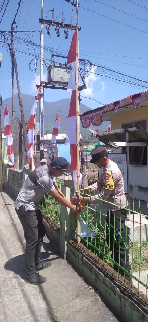 Bhabinkamtibmas Langke Rembong Bersama Lurah dan Warga Serentak Pasang Atribut Kemerdekaan