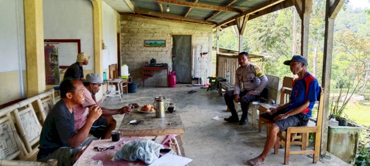 Bhabinkamtibmas Sambangi Kelompok Tani Bea Woing, Jalin Kedekatan dengan Warga
