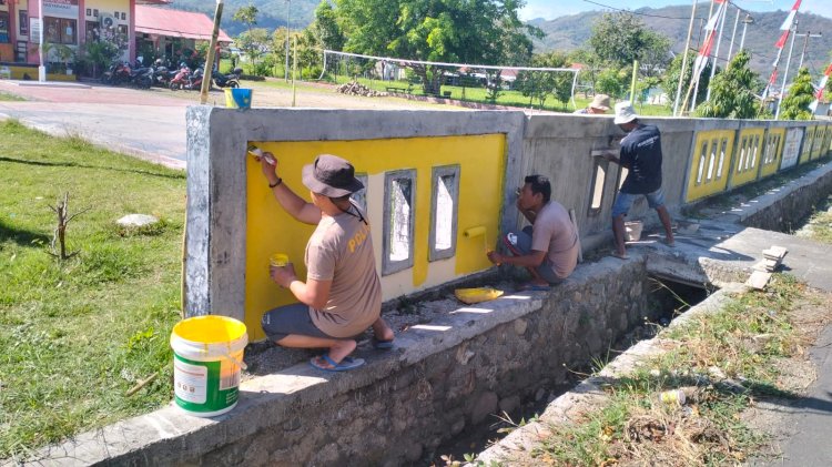 Semangat Proklamasi, Personel Polsek Reo Bersihkan Lingkungan Mako