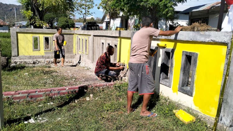 Semangat Proklamasi, Personel Polsek Reo Bersihkan Lingkungan Mako