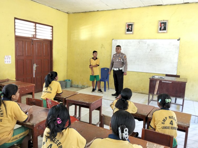 Police Goes to School: Edukasi Tertib Berlalu Lintas di Kalangan Pelajar