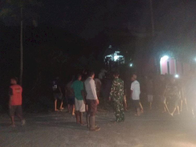 Polisi dan Warga Bersama Evakuasi Korban Tenggelam di Sungai