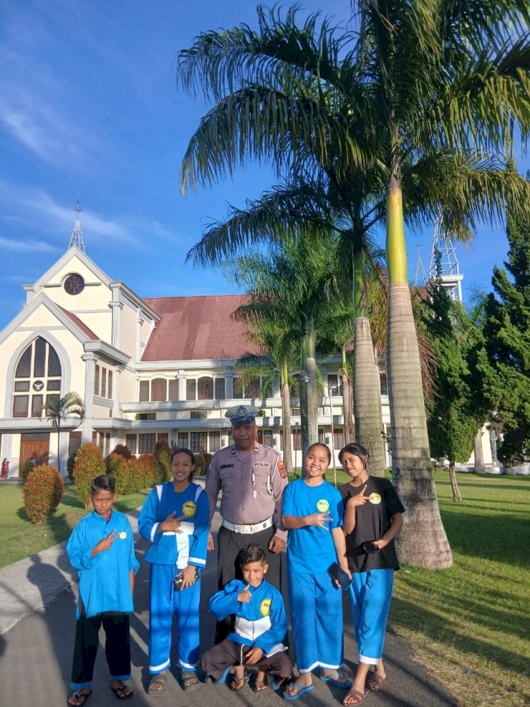 Polres Manggarai Hadir Pengamanan Ibadah Minggu di Gereja