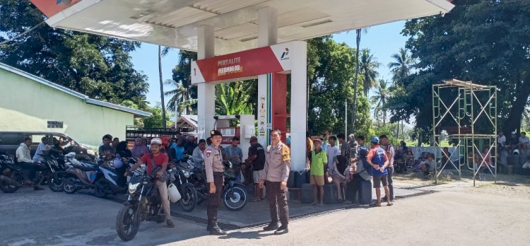 Bhabinkamtibmas melaksanakan Pemantauan SPBU, Pastikan Stok dan Layanan Aman
