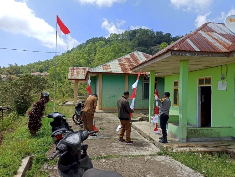 Bhabinkamtibmas Ajak Warga Pasang Bendera Merah Putih Sambut HUT RI ke-80