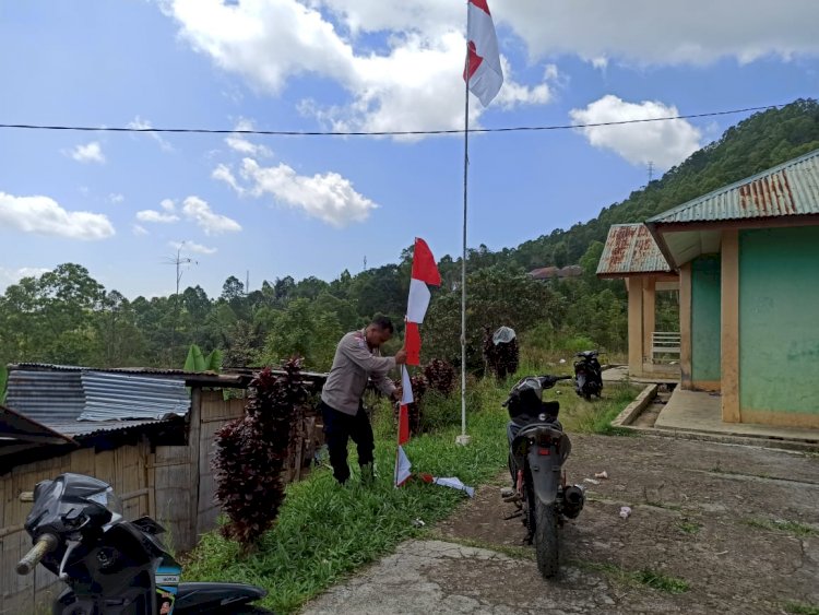 Bhabinkamtibmas Ajak Warga Pasang Bendera Merah Putih Sambut HUT RI ke-80