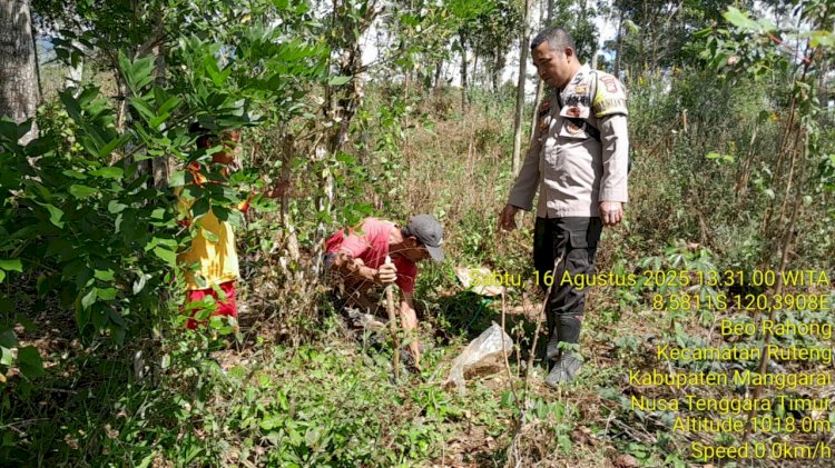 Bhabinkamtibmas Dampingi Warga Perbaiki Pipa Air yang Dirusak Oknum di Perbatasan Desa Buar dan Beo Rahong
