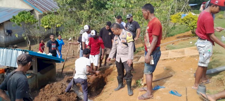 Bhabinkamtibmas Dampingi Warga Perbaiki Pipa Air yang Dirusak Oknum di Perbatasan Desa Buar dan Beo Rahong