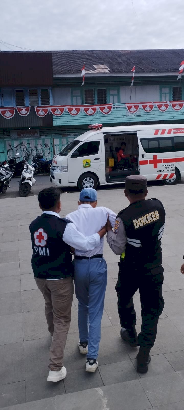 Sidokkes Polres Manggarai Turun Langsung Bantu Peserta Upacara HUT RI ke-80