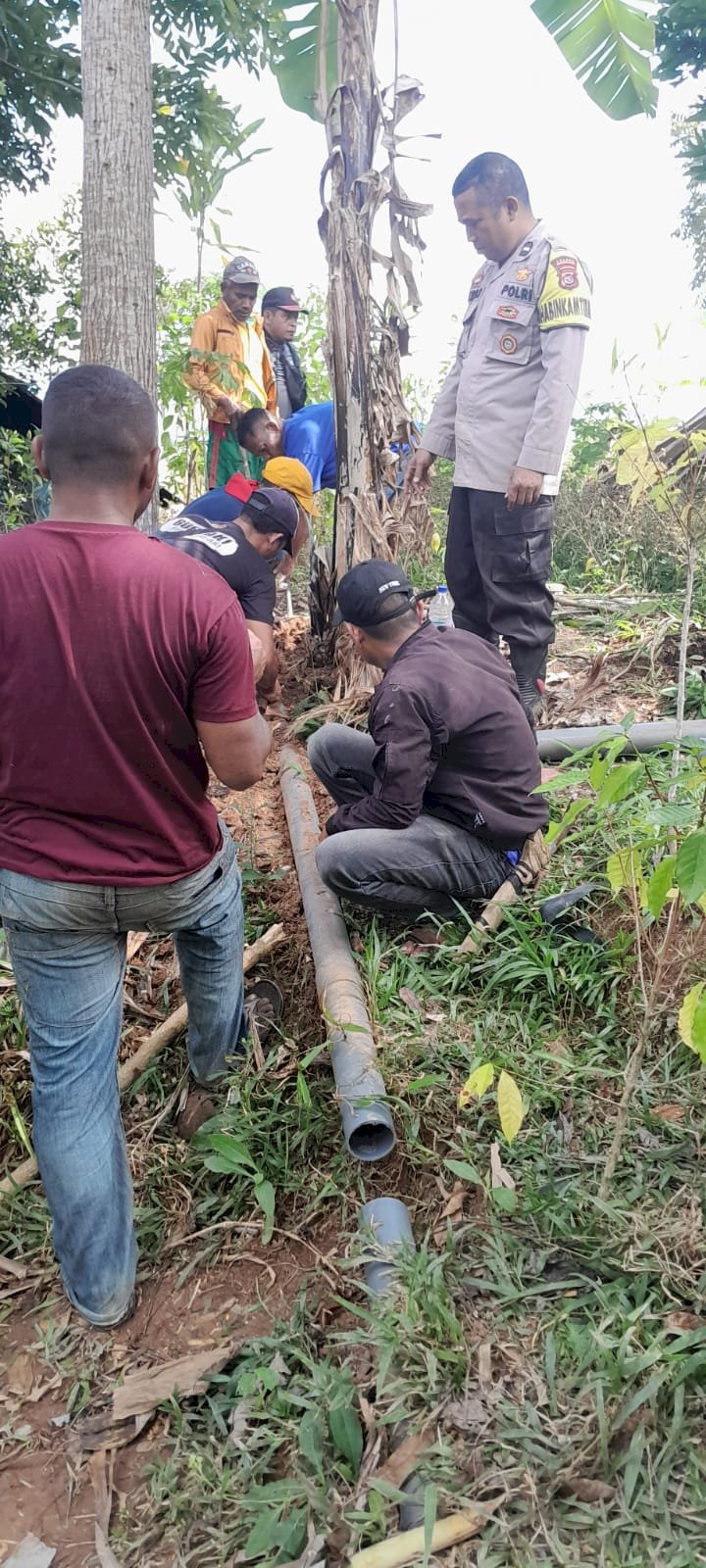 Kehadiran Bhabinkamtibmas dalam Upaya Perbaikan Pipa Demi Keamanan dan Kelancaran Air Bersih