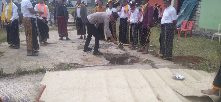 Kebersamaan Terjalin, Bhabinkamtibmas Hadiri Peletakan Batu Pertama Rumah Adat Tambor Woang