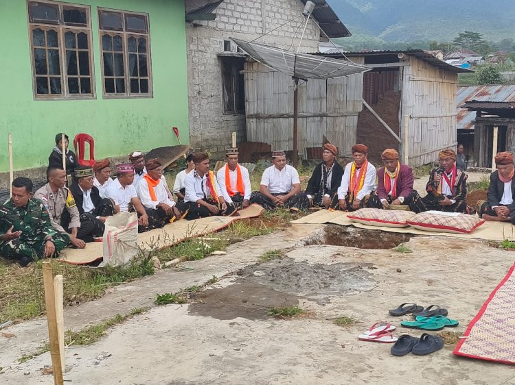 Kebersamaan Terjalin, Bhabinkamtibmas Hadiri Peletakan Batu Pertama Rumah Adat Tambor Woang