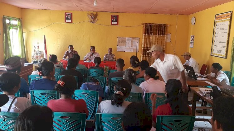 Pendampingan dan Monitoring Pembagian BLT Dana Desa oleh Bhabinkamtibmas Reok Barat