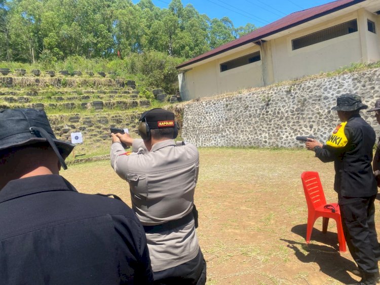 Polres Manggarai Gelar Latihan Menembak Tingkatkan Keterampilan dan Sinergitas