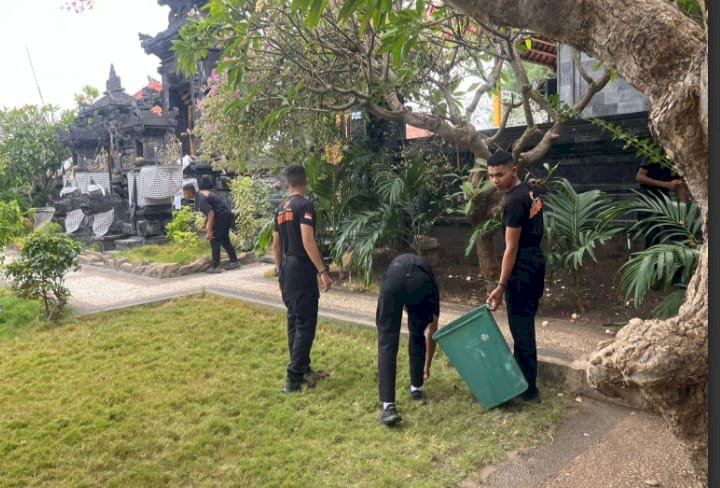 Polri Hadir di Rumah Ibadah: Brimob Polda NTT Gelar Aksi Bersih Masjid dan Pura