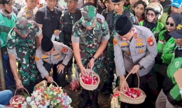 Kapolda Metro Tabur Bunga di Makam Affan Kurniawan