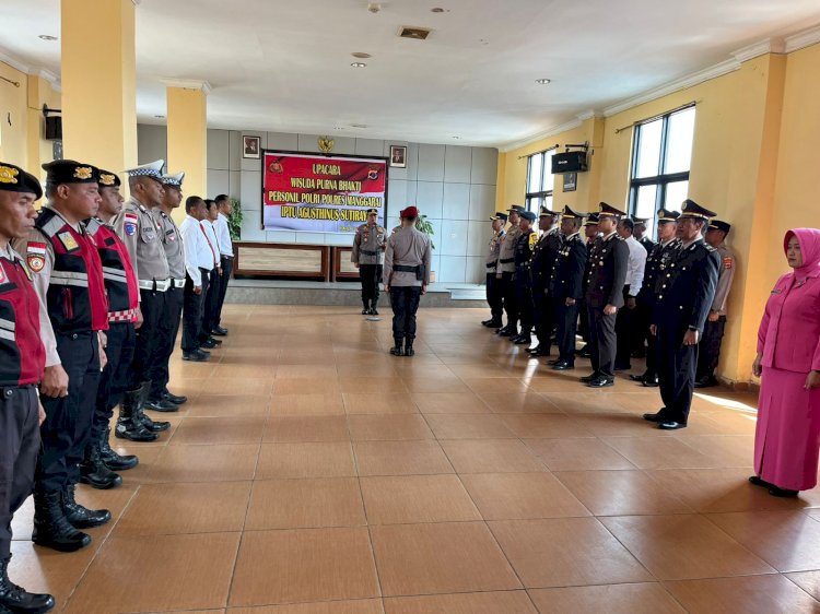 Kapolres Manggarai pimpin Upacara Wisuda Purna Bhakti dan Tradisi Pedang Pora di Polres Manggarai