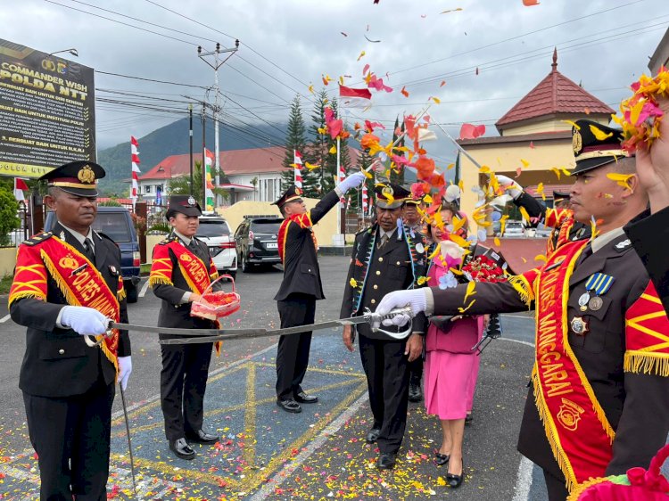 Kapolres Manggarai pimpin Upacara Wisuda Purna Bhakti dan Tradisi Pedang Pora di Polres Manggarai