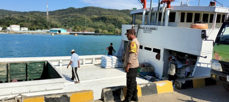 KP3 Laut Reo Laksanakan Pengamanan Aktifitas Bongkar Muat di Pelabuhan Laut Kelas II Reo