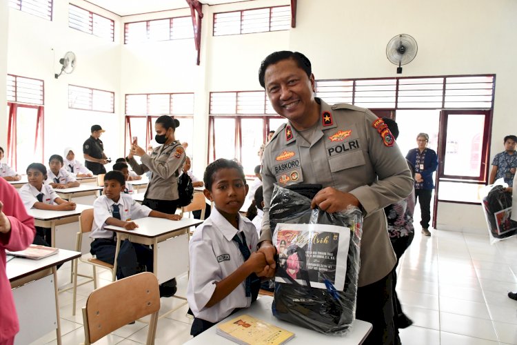 Kapolda NTT Nyalakan Semangat Belajar 100 Siswa SRM 19 Naibonat, Wujudkan Visi Prabowo untuk Pendidikan Indonesia Unggul