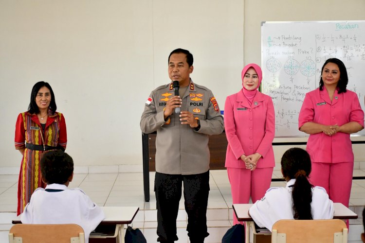 Kapolda NTT Nyalakan Semangat Belajar 100 Siswa SRM 19 Naibonat, Wujudkan Visi Prabowo untuk Pendidikan Indonesia Unggul