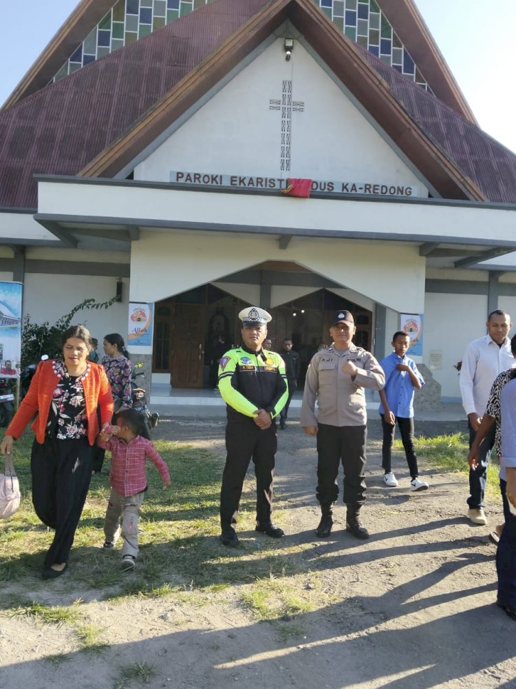 Polres Manggarai Gelar Pengamanan Ibadah Minggu guna memastikan  Umat Beribadah dengan Nyaman.