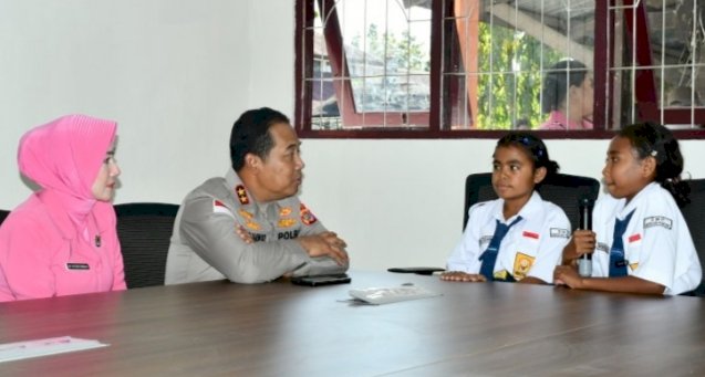 Kapolda NTT Beri Kejutan Haru, Pertemukan Dua Siswa SMR 19 dengan Orang Tua Mereka