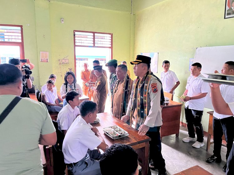 Wakapolres Manggarai Hadiri Pelaksanaan Hari Pertama Program Makan Bergizi Gratis di SMAN 1 Langke Rembong