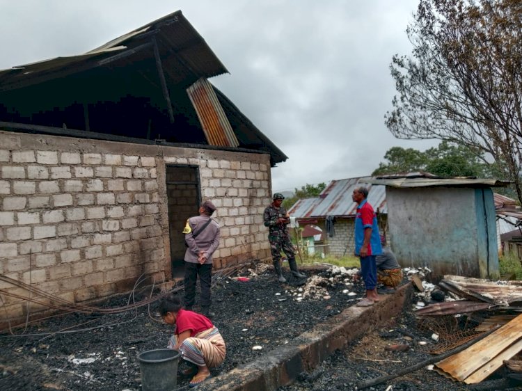 Bhabinkamtibmas Desa Nao Sambangi Korban Kebakaran di Kampung Wotol