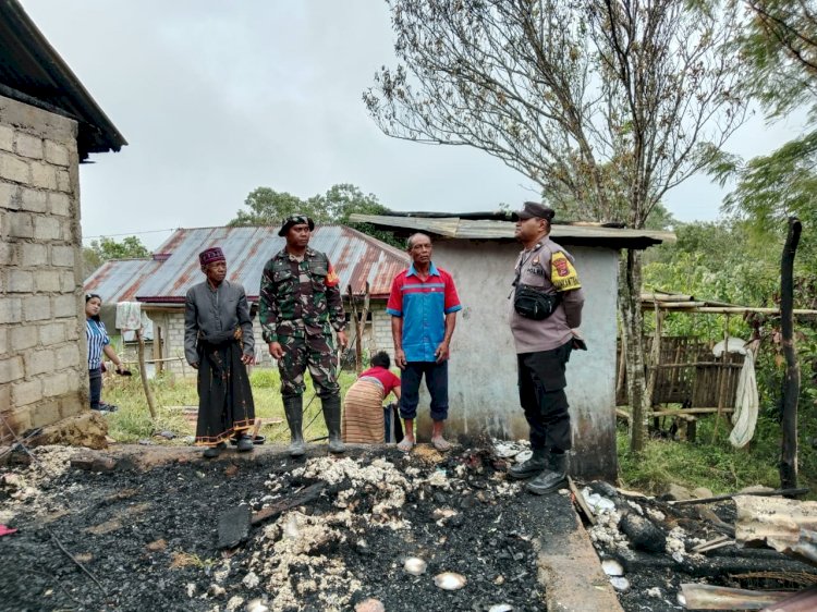 Bhabinkamtibmas Desa Nao Sambangi Korban Kebakaran di Kampung Wotol