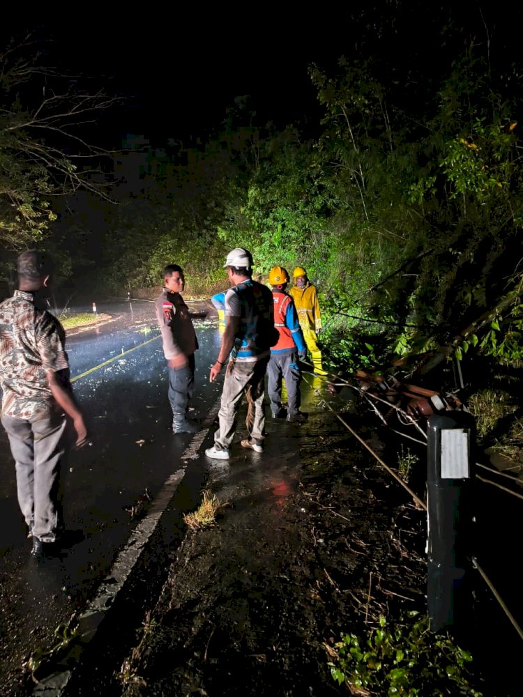 8 Titik Rawan Longsor di Jalur Aegela–Nangaroro, Polsek Nangaroro-Polda NTT Lakukan Penanganan Darurat